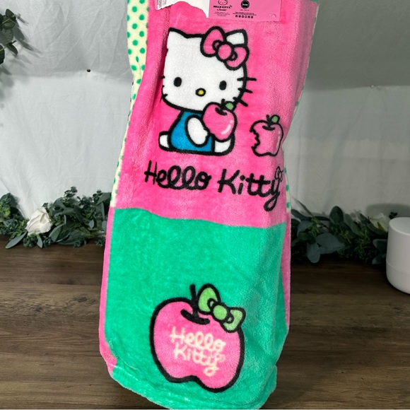 Hello Kitty Throw blanket ๐ - Picture 2 of 3